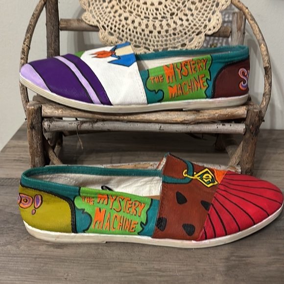 PRE OWNED CUSTOM HANDMADE PAINTED SCOOBY-DOO SLIP ON FLATS SHOES - Picture 2 of 15